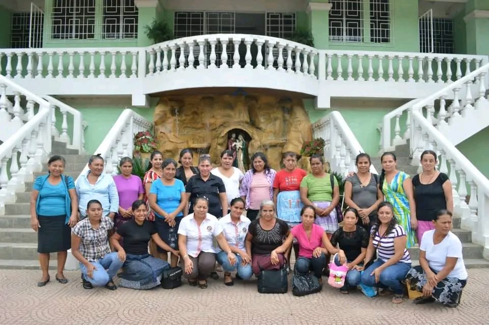 Grupo de mujeres de ASOEDO trabajando juntas